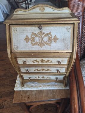 Vintage Jewerly Music Box.